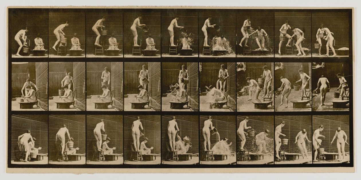 Mulher a deitar uma bacia de água sobre a cabeça de outra mulher, do livro Animal Locomotion de Eadweard Muybridge