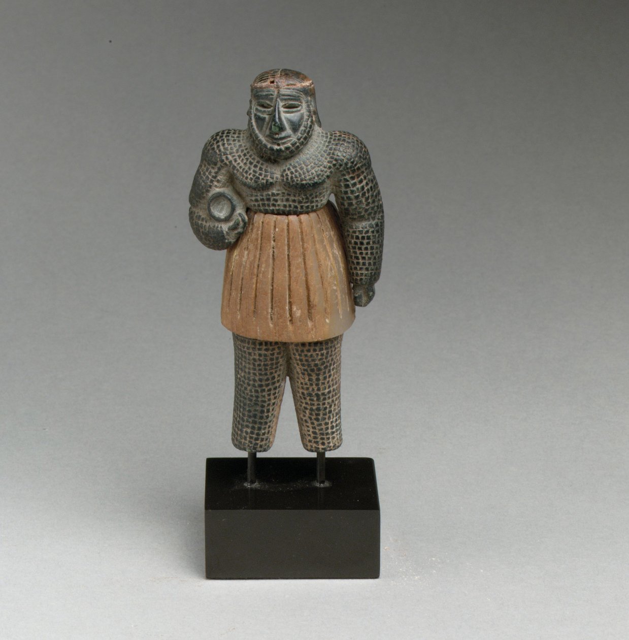 Figura masculina monstruosa (clorita, calcita, ouro, ferro) de Early Bronze Age