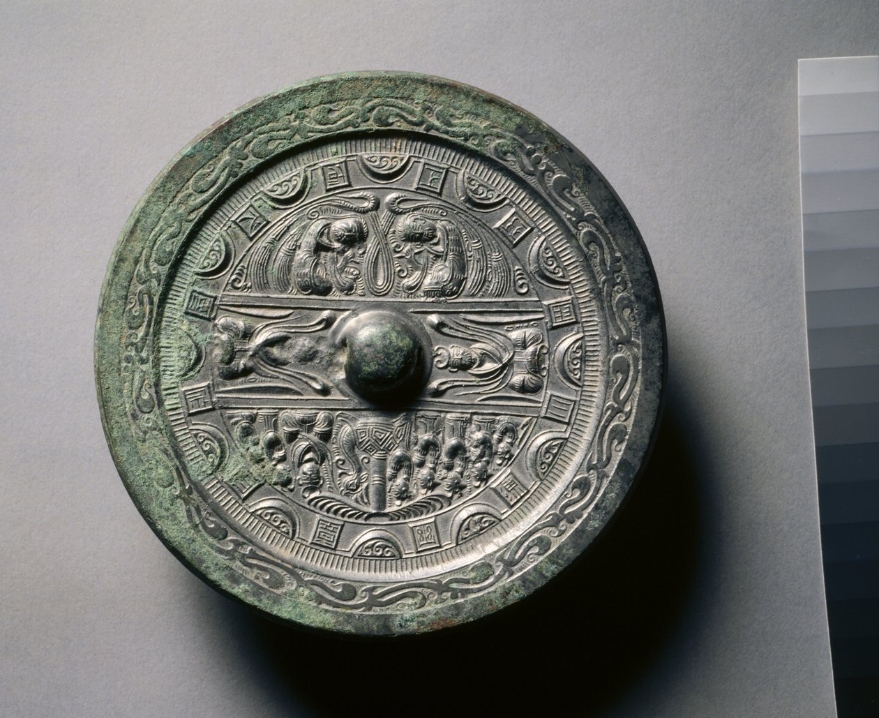 Espelho com Divindades e Reis em Três Seções Rodeadas por Anéis de Praças e Semicírculos (bronze) de Eastern Han Dynasty Chinese School
