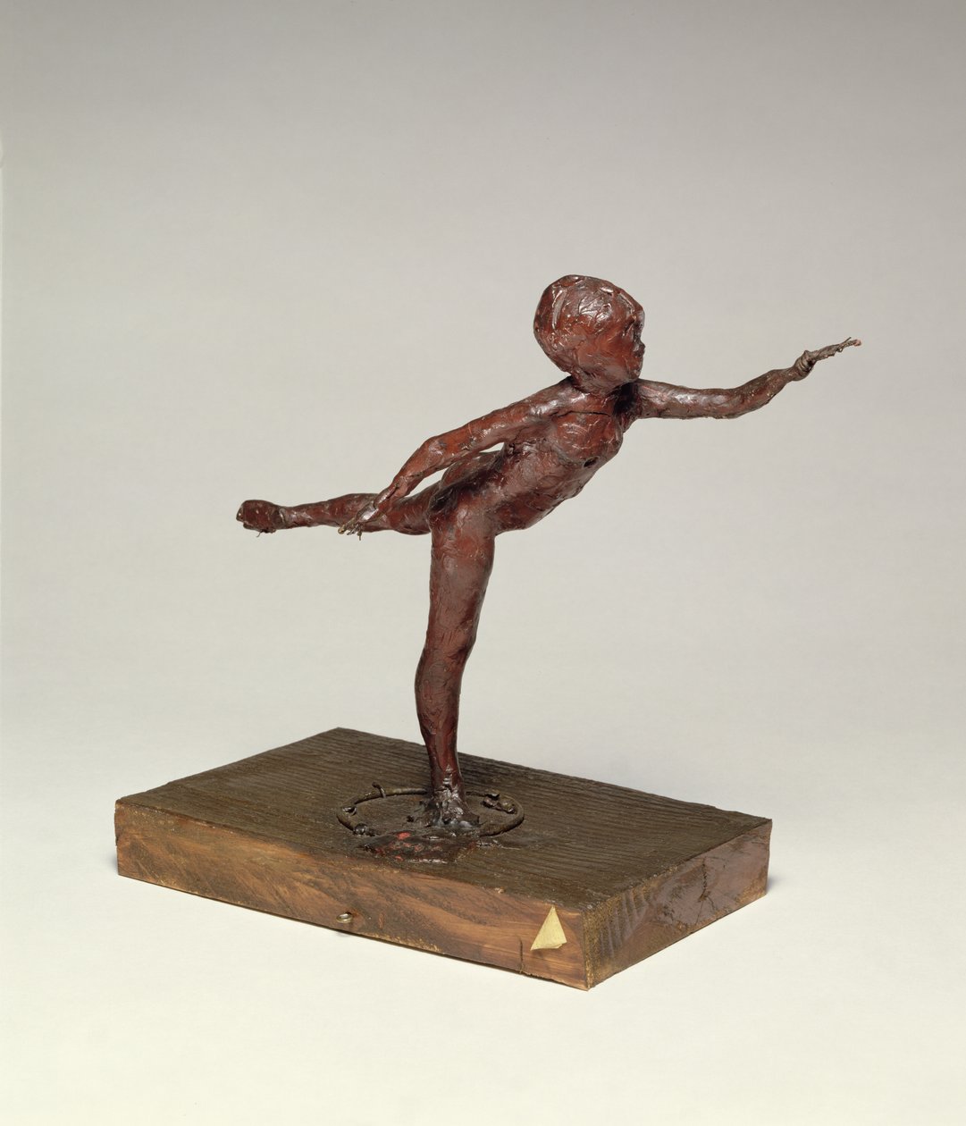 Arabesco sobre a perna direita, braço esquerdo na frente, c.1882-95 (cera vermelha) de Edgar Degas