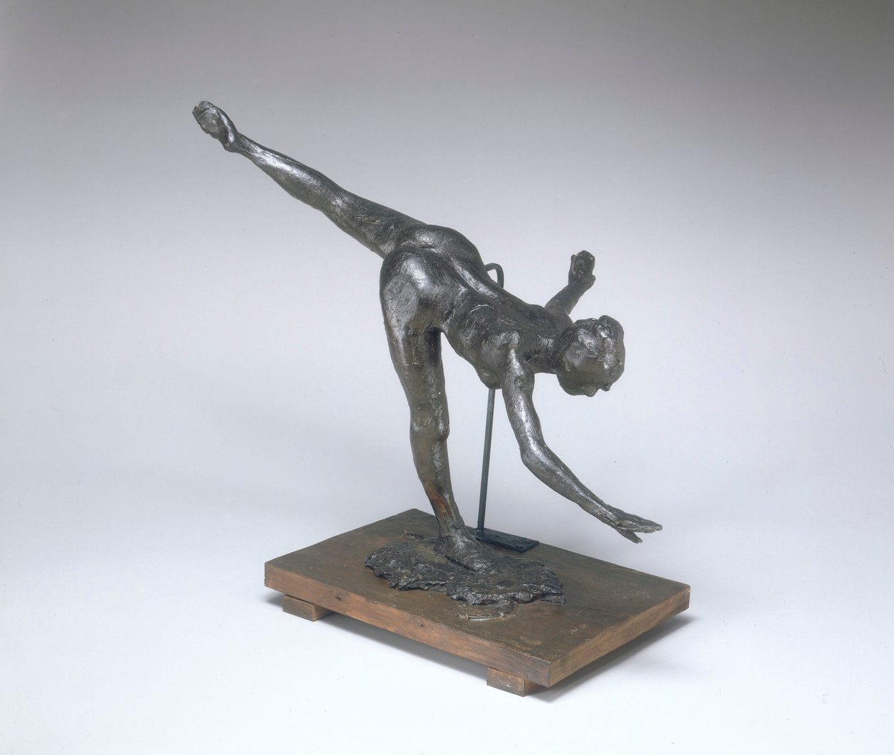 Grande Arabesque, Terceira Era (First Arabesque Penchee) c.1885-1890 (plastilina esverdeada e preta) de Edgar Degas