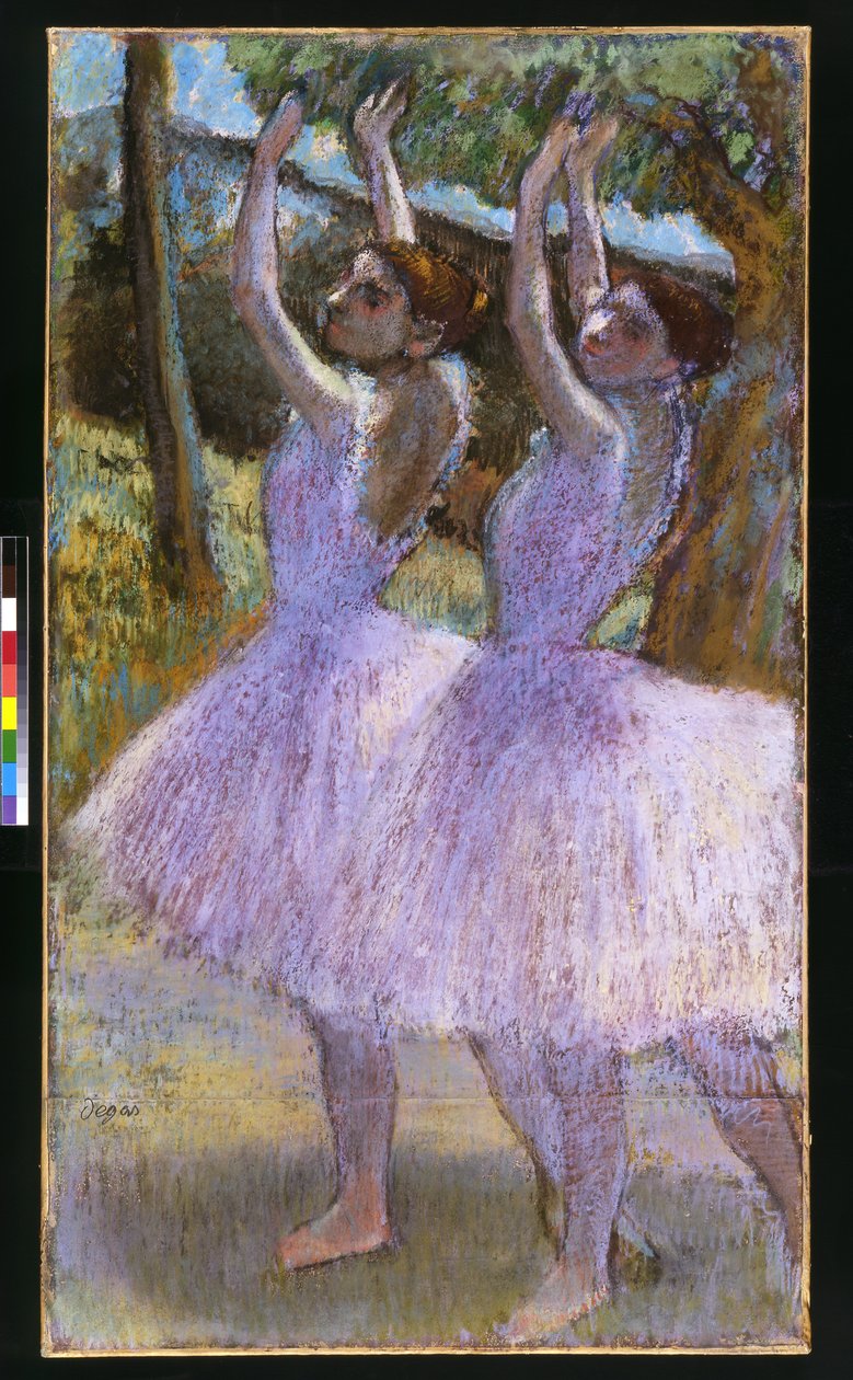 PD.2-1979 Dançarinos em vestidos violetas, braços erguidos, c.1900 (giz pastel e preto sobre papel) de Edgar Degas