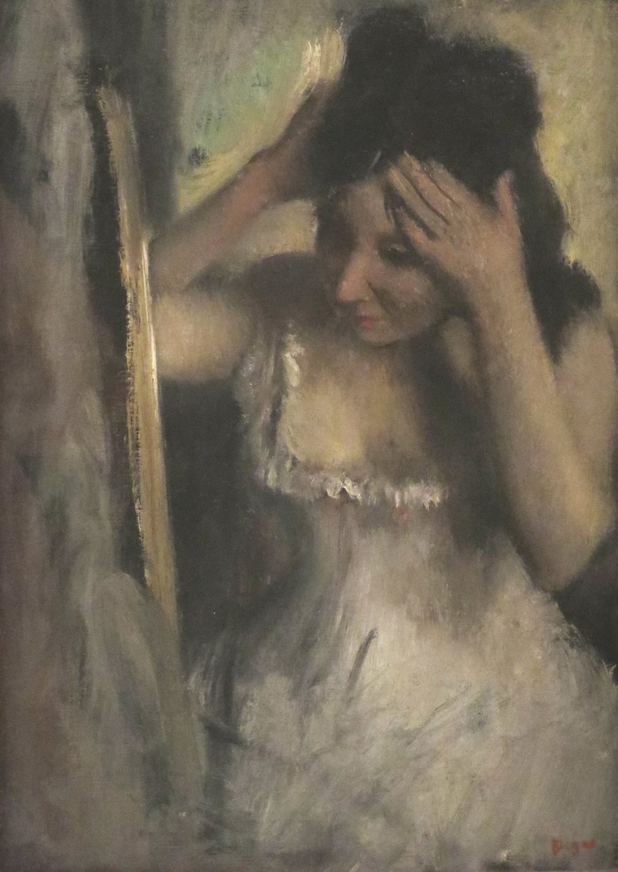 Mulher penteando o cabelo antes de um espelho de Edgar Degas