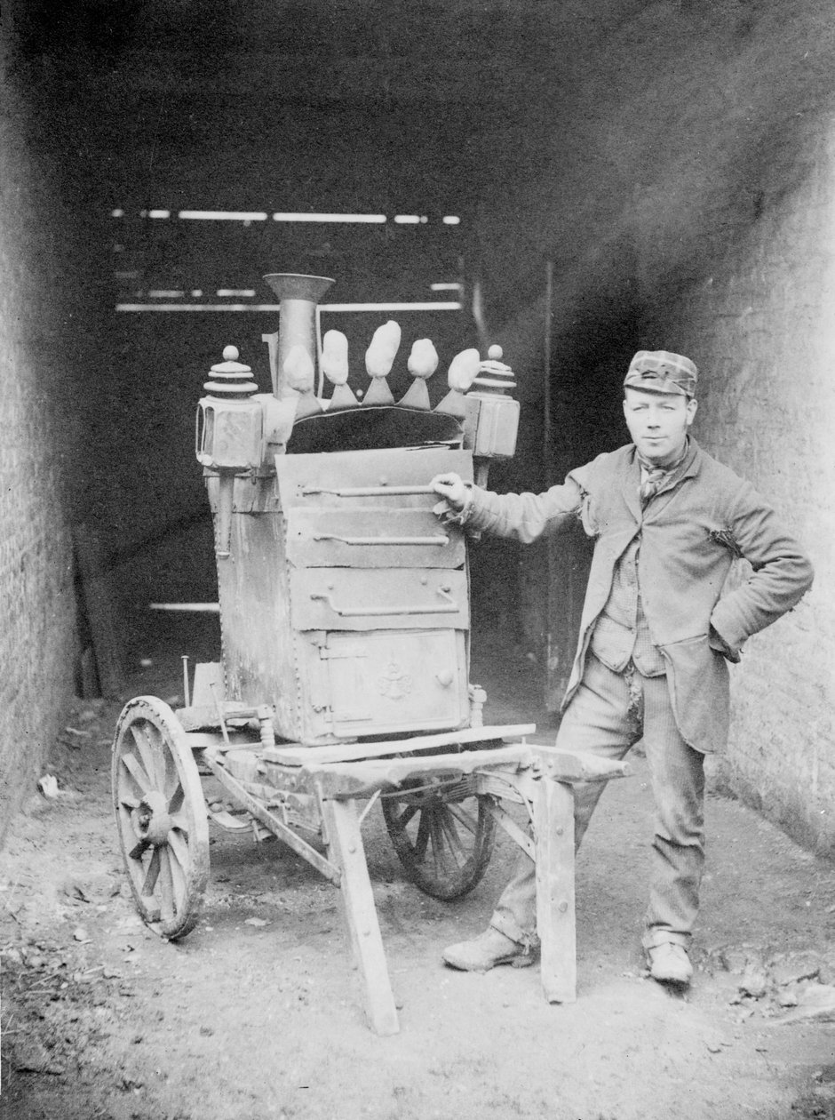 Vendedor de batata assada, 1892 (foto de bw) de Edgar Scamell