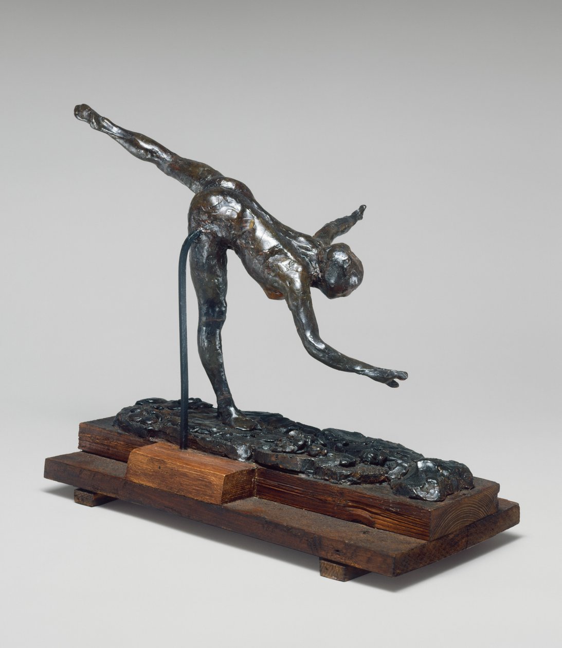 Arabesco sobre a perna direita, mão direita junto ao chão, braço esquerdo estendido - primeira arabesque penchée de Edgar Degas