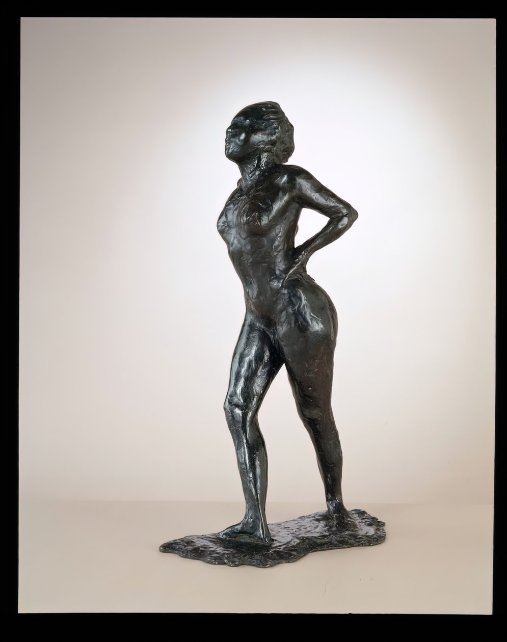 Dançarina em repouso, mãos nos quadris, perna direita para a frente, c. 1881-1890elenco 1919-1925. de Edgar Degas