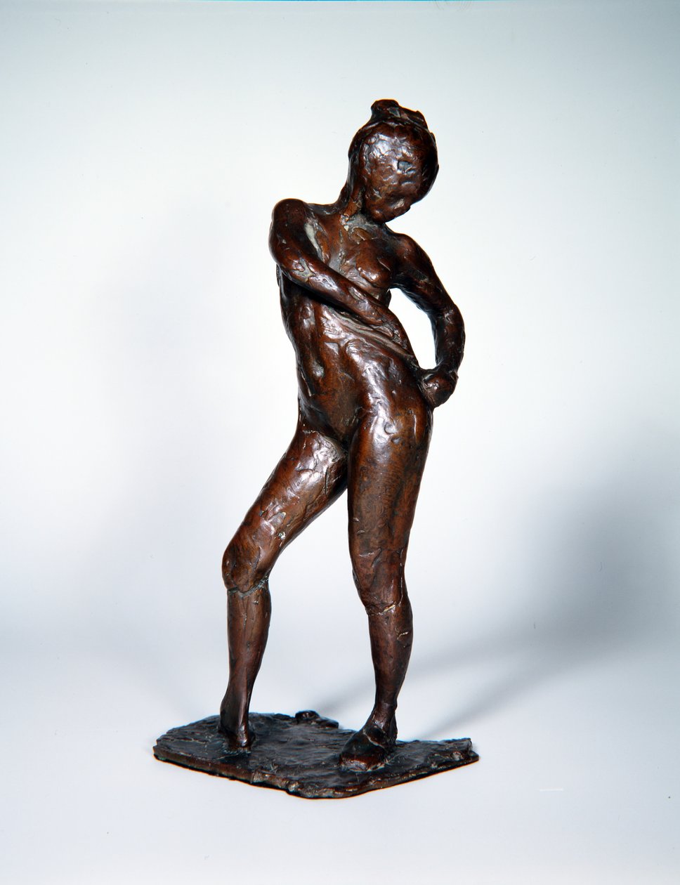 Dançarina Apertando as Cordas de Suas Calças, c.1885-90, elenco 1919 (bronze) de Edgar Degas