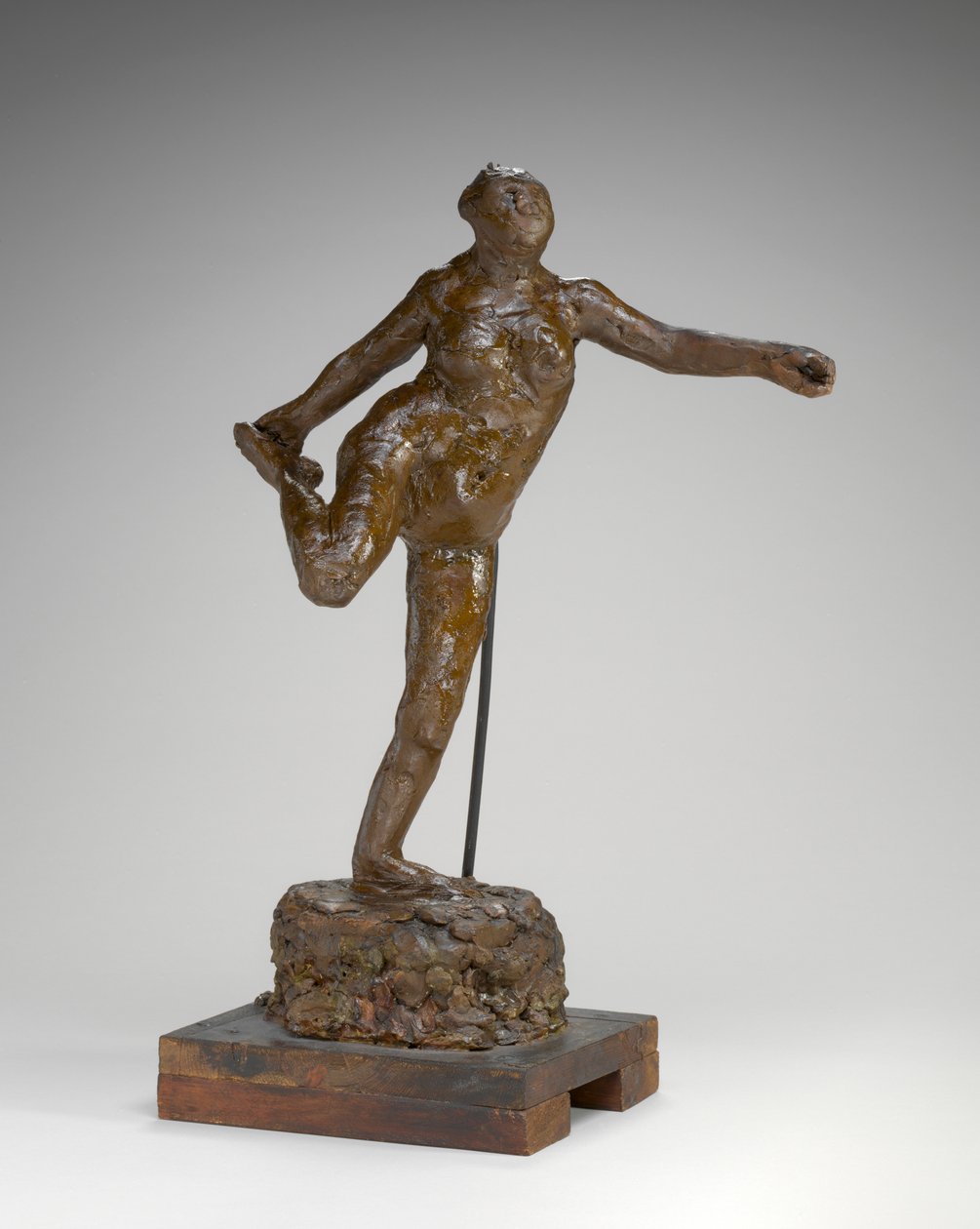 Dançarina segurando o pé direito na mão direita de Edgar Degas