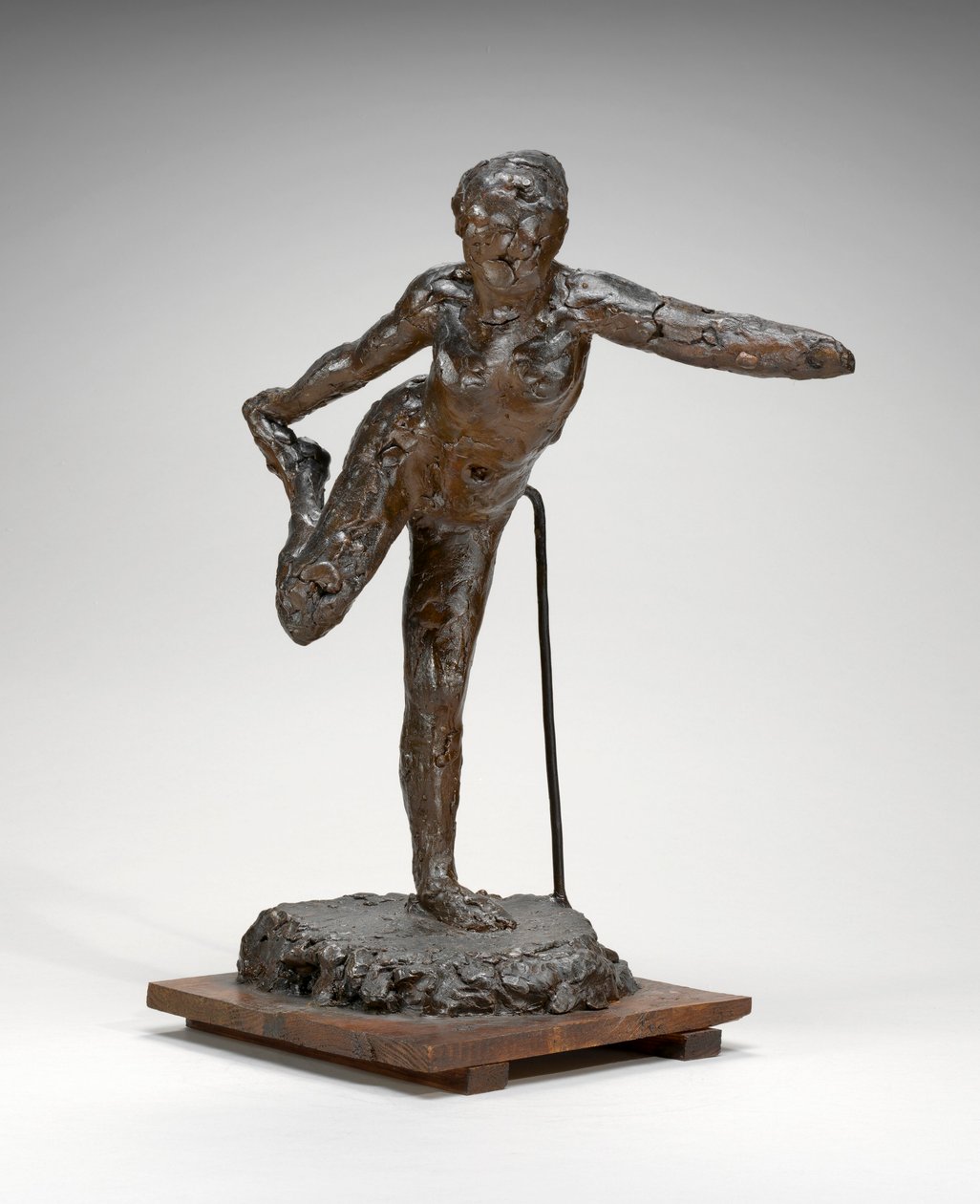 Dançarina segurando seu pé direito na mão direita, c.1900-1911 (cera marrom e plastilina) de Edgar Degas