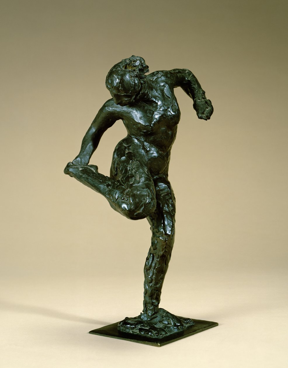 Dançarina segurando seu pé, c.1900-10 (bronze) de Edgar Degas