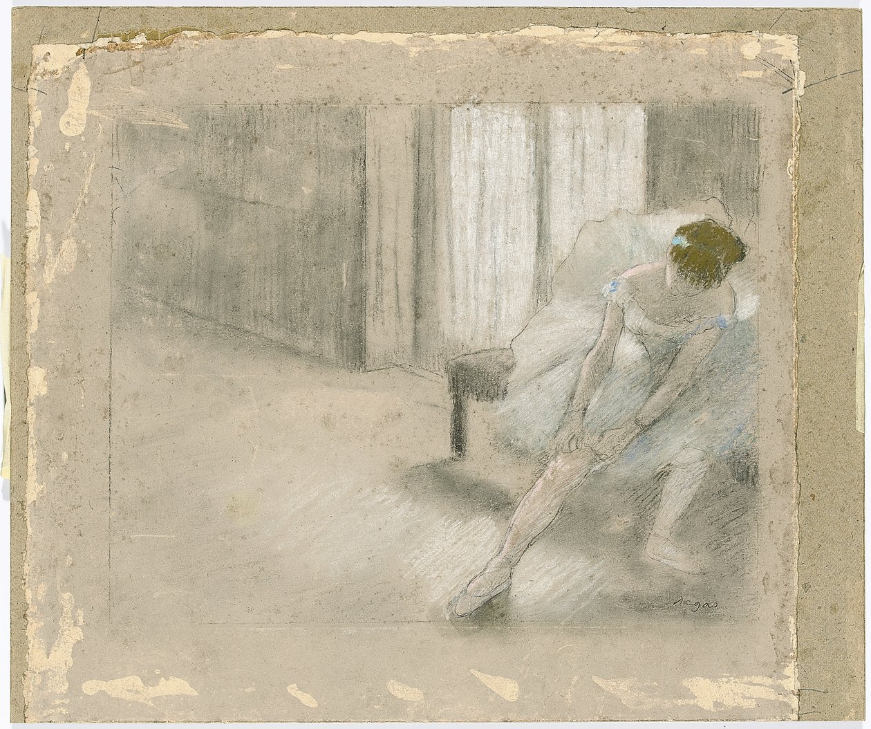 Dançarina sentada, reajustando sua meia, dançarina puxando seu maiô de Edgar Degas