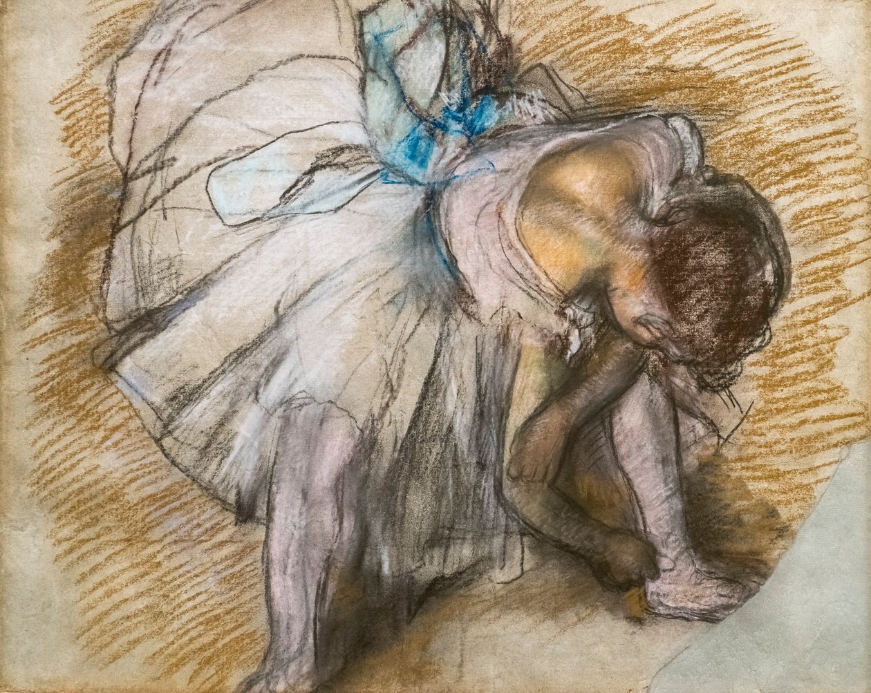 A dançarina a ajustar o sapato dela. 1885. Pastel sobre papel. de Edgar Degas
