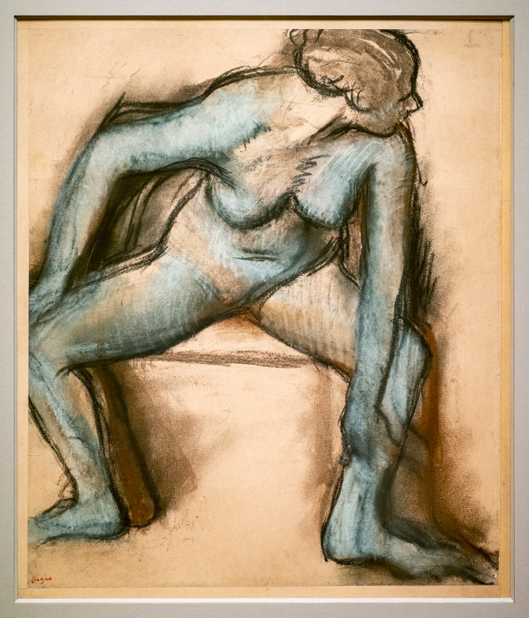 Dançarina em fato de banho. Por volta de 1896. Pastel sobre cola de papel de velino em cartão. de Edgar Degas