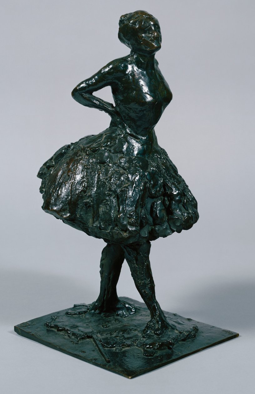 Dançarina de vestido casual, as mãos nos quadris, a perna direita para a frente, fundida c.1919-21 de Edgar Degas