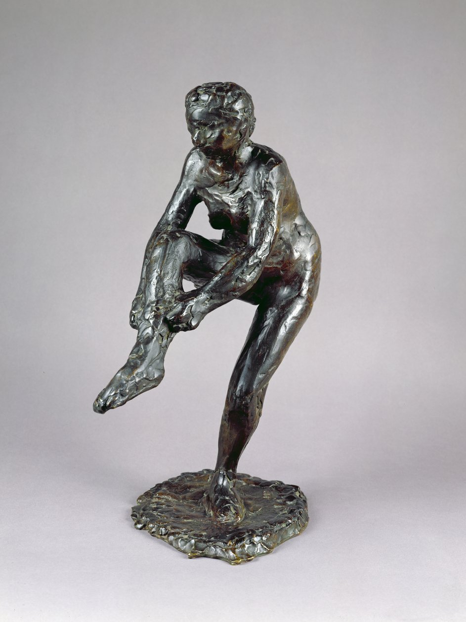 Dançarina colocando suas meias (bronze) de Edgar Degas