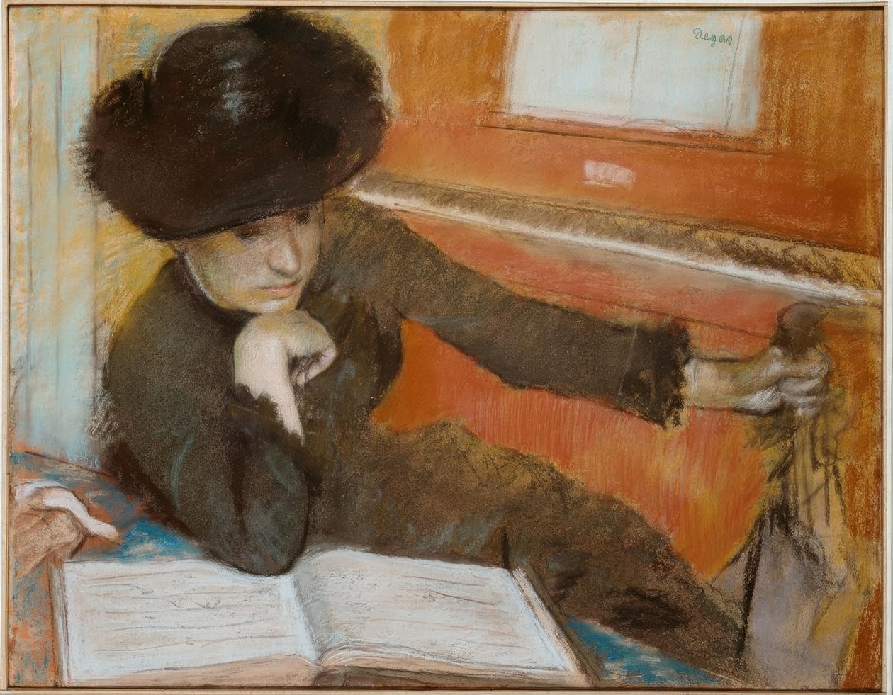 Mulher sentada na frente de um piano de Edgar Degas