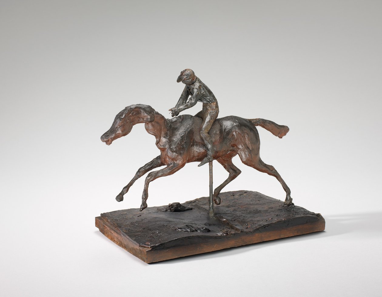Cavalo galopando com o pé direito, o pé esquerdo traseiro apenas tocando o chão, possivelmente na década de 1890. de Edgar Degas