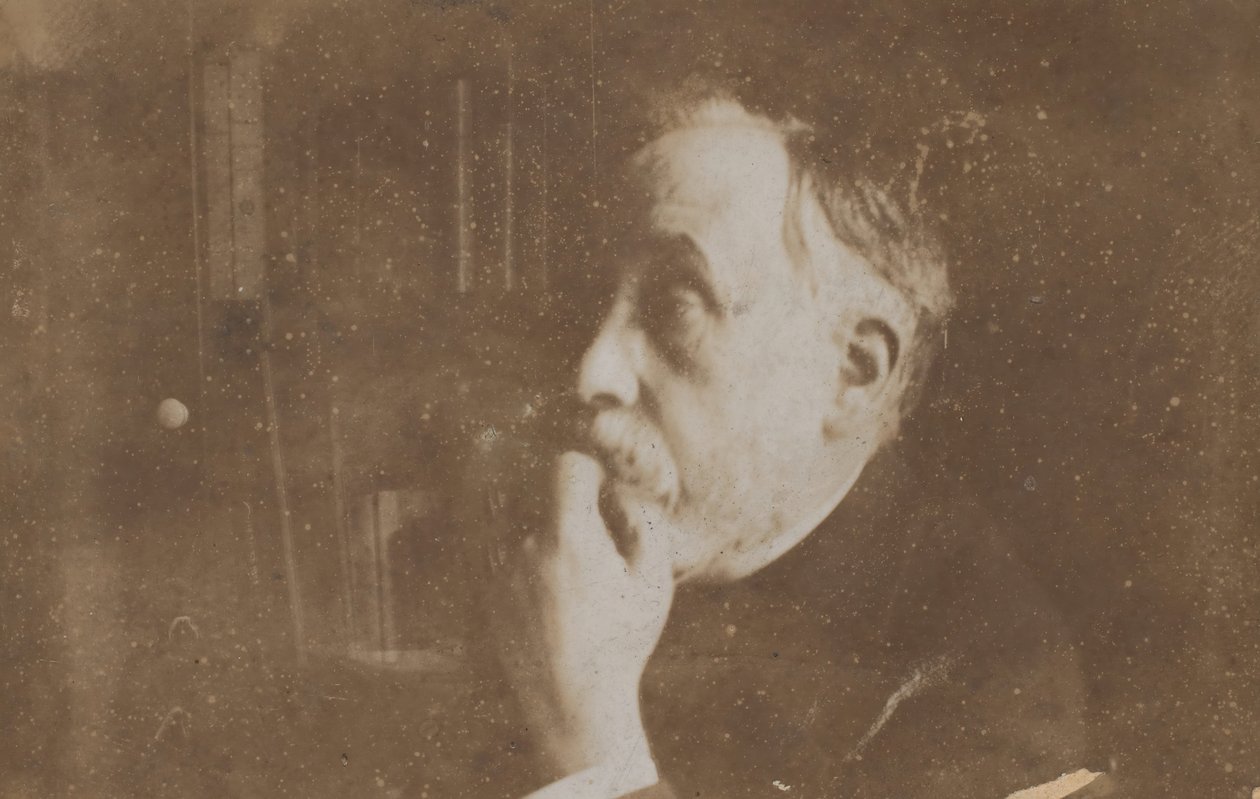 [Auto-retrato na Biblioteca Hand to Chin], provavelmente 1895. de Edgar Degas