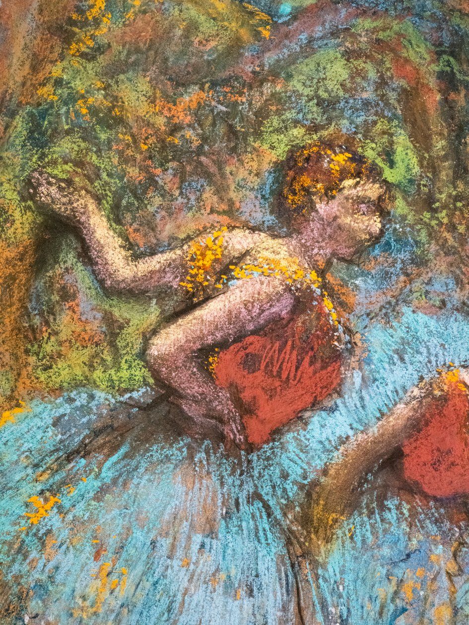 Três dançarinos (saias azuis, corpete vermelho) (detalhe). Por volta de 1903. Pastel sobre cola de papel sobre cartão. de Edgar Degas