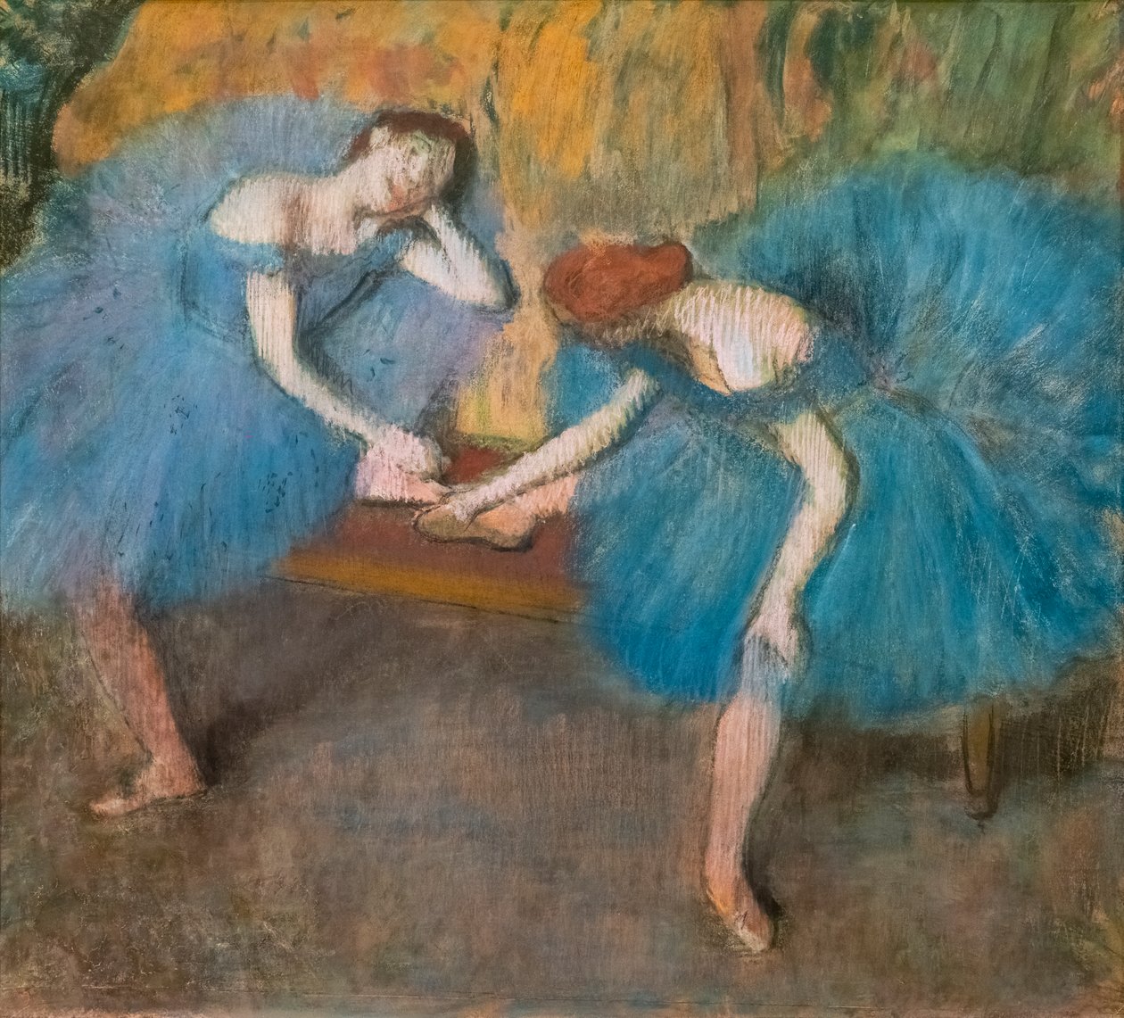 Dois dançarinos em repouso (também conhecidos como "Blue dancers"). Por volta de 1898. Pastel em papel de velino fino. de Edgar Degas