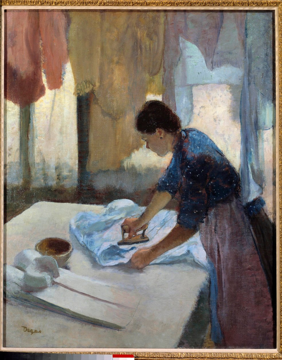 Mulher a passar a ferro contra a luz de Edgar Degas