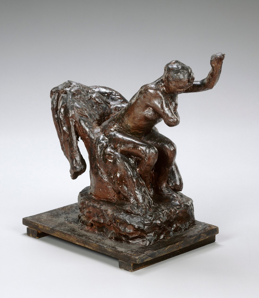 Mulher sentada em uma poltrona, limpando sua axila esquerda, c.1890s (cera marrom e plastilina) de Edgar Degas