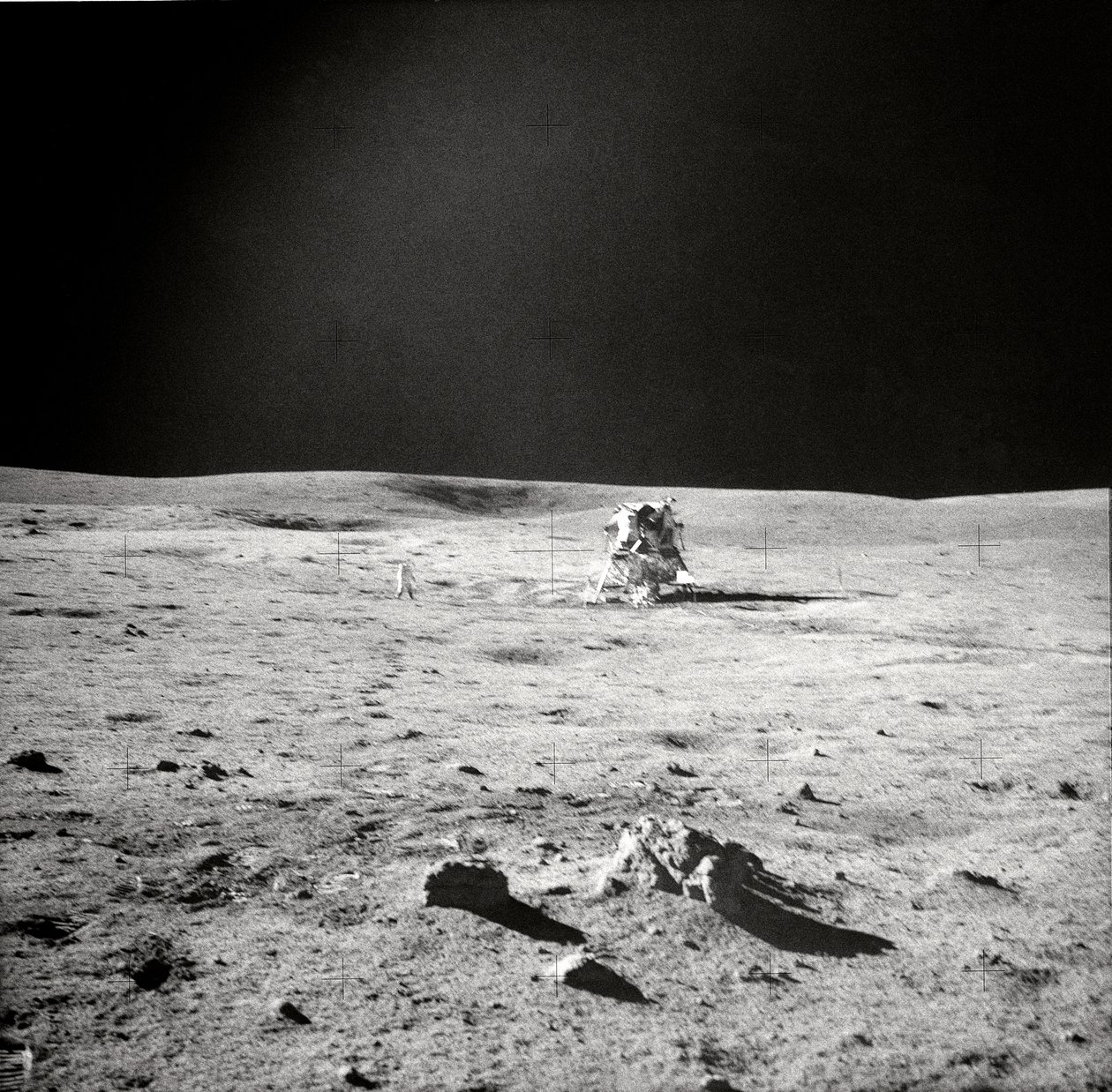 Apollo 14 EVA View, superfície lunar, 1971. de Edgar Mitchell