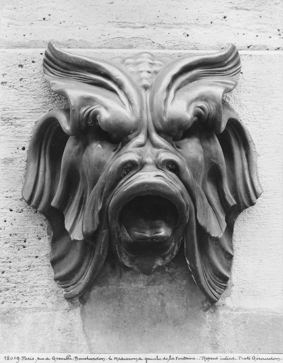 Fonte das Quatro Estações, rue de Grenelle, detalhe da máscara grotesca à esquerda, 1739-46 ver também 346093, 346094, 346095, 346096 foto bw bronze de Edmé Bouchardon