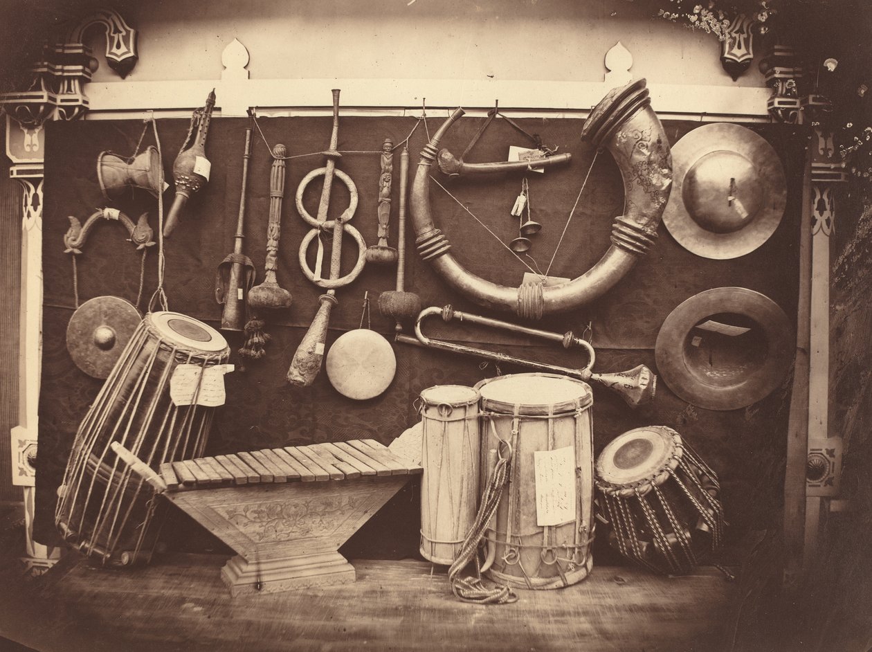 Ainda vida de instrumentos musicais, c.1863 (fotografia preto e branco) de Edmond Lebel