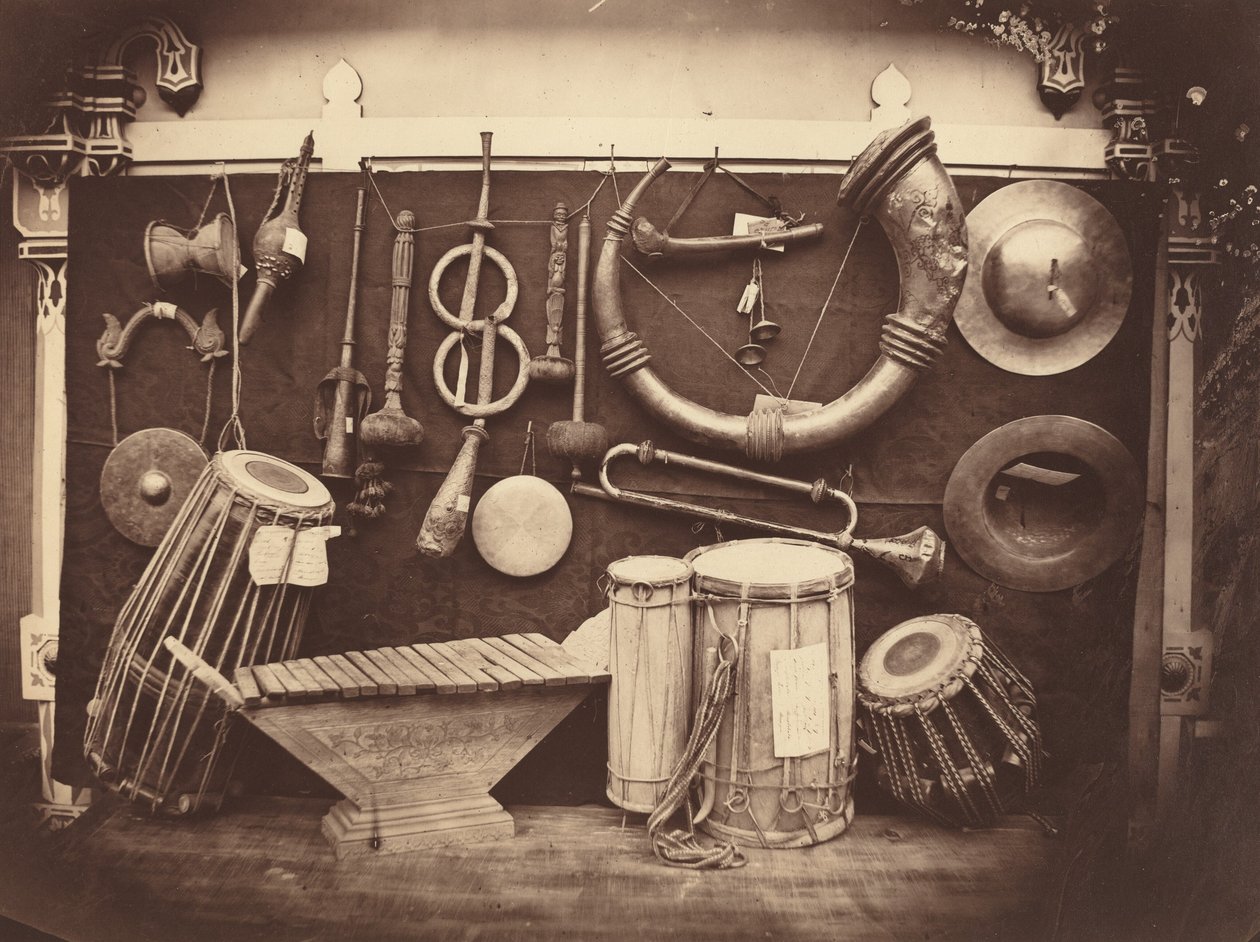 Natureza morta de instrumentos musicais,c. 1863 (foto) de Edmond Lebel