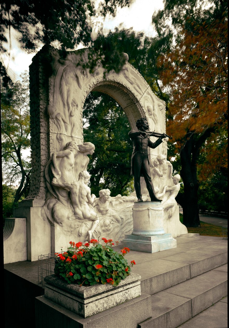 Monumento em homenagem ao compositor e maestro austríaco Johann Strauss II (ou Johann Strauss filho ou o jovem ou Johann Sebastian Strauss) (1825-1899). Escultura de Edmund von Hellmer (1850-1935). 1921. Viena, Stadtpark, Áustria de Edmund Ritter von Hellmer