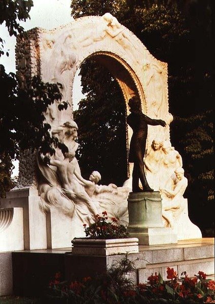 Monumento ao compositor austríaco Johann Strauss, o Jovem de Edmund Ritter von Hellmer