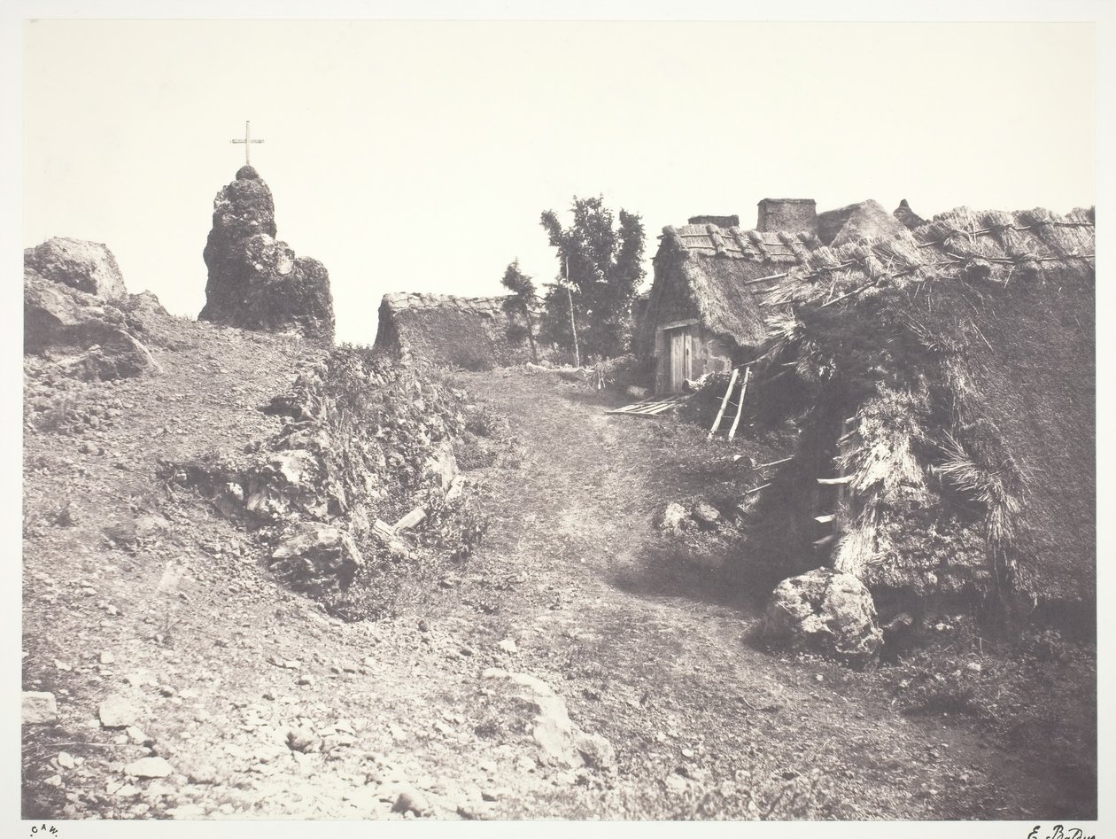 Casas de palha em Auvergne, com um calvário, 1852, impresso em 1978. de Édouard Baldus