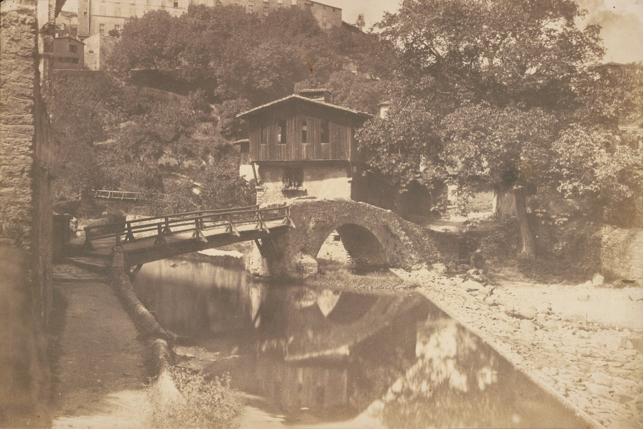 [Paisagem com ribeiro, ponte de pedra e de madeira] de Édouard Baldus