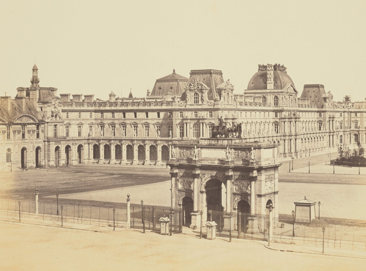 [O Arco do Triunfo do Carrossel e a Cour Napoléon, vistos das Tulherias, Louvre, Paris] de Édouard Baldus