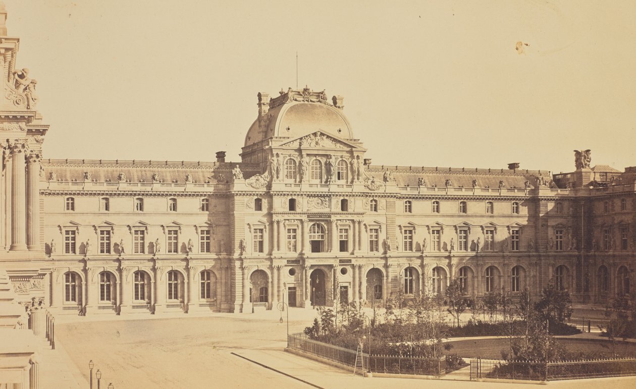 A Cour Napoléon e o Pavillon Sully vistos da ala Turgot do Louvre, Paris de Édouard Baldus