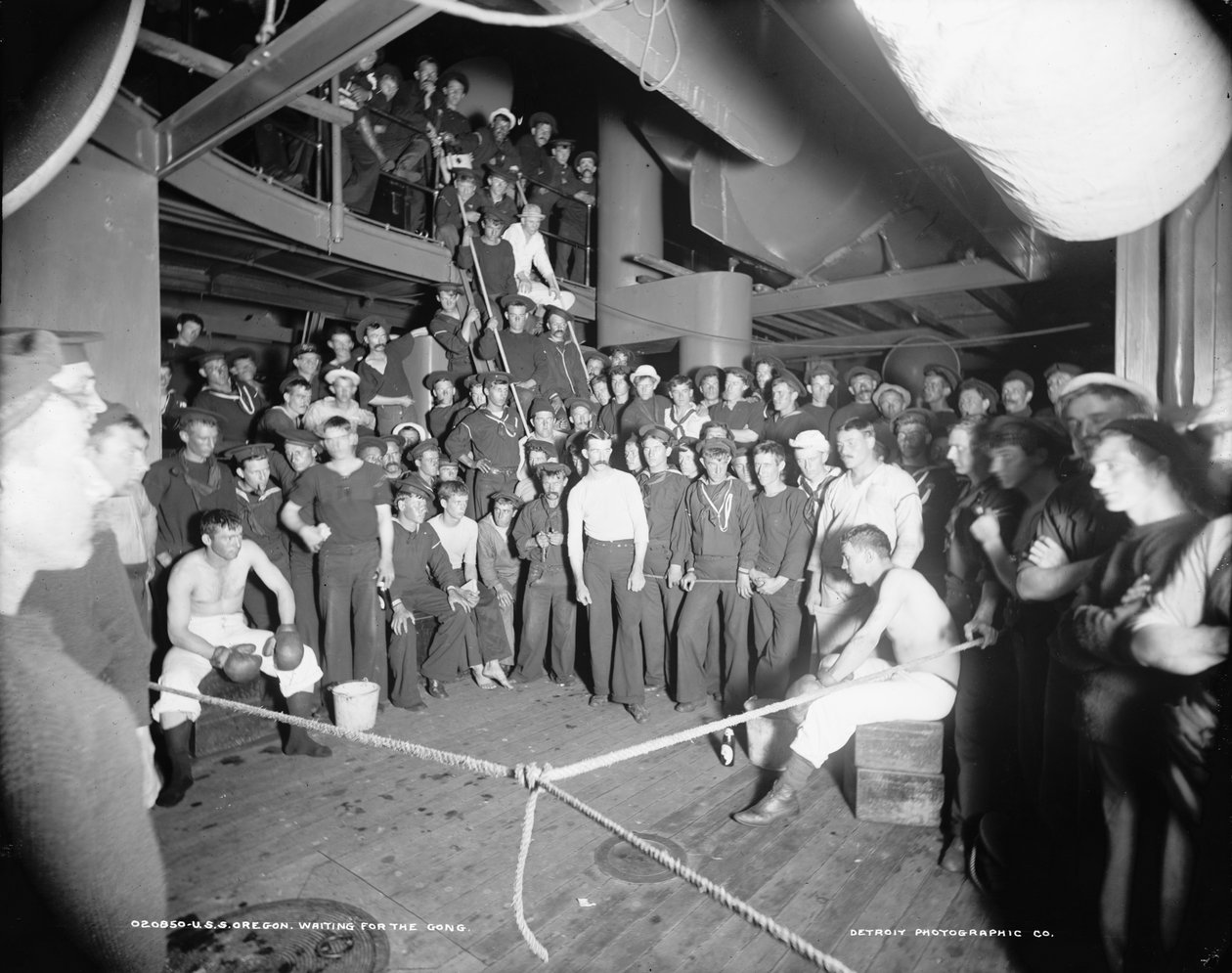 USS Oregon, esperando pelo gongo, 1896-1901 de Edward H. Hart