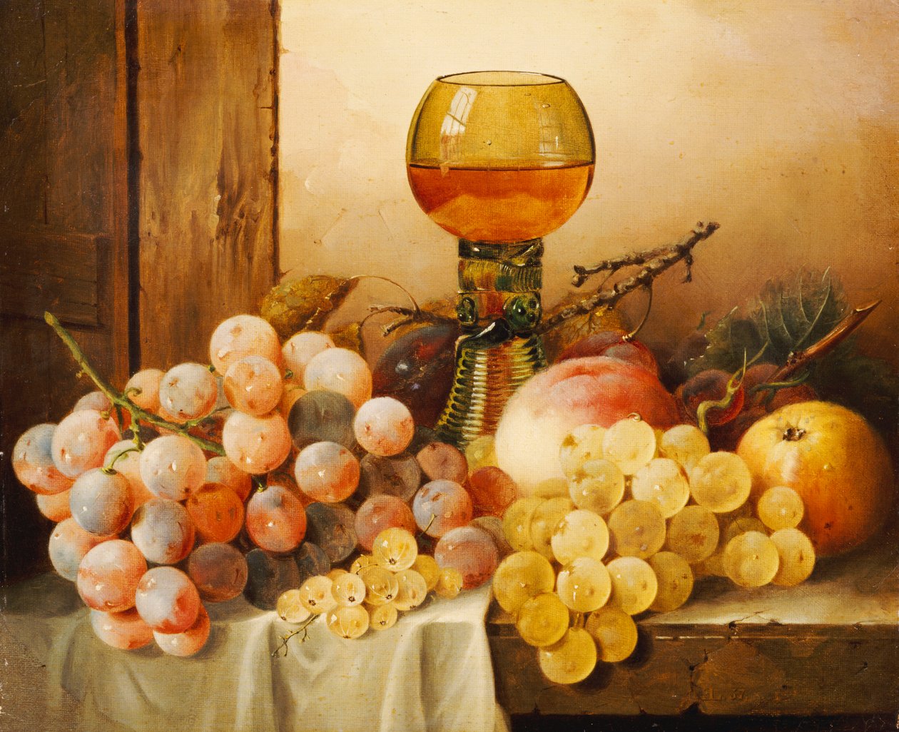 Uvas, maçãs, ameixas e pêssego com jarreteira na borda drapeada de Edward Ladell