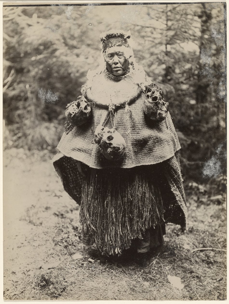 [Um caçador de cabeças Kwakiutl vestido para uma dança Kominaka] de Edward S. Curtis
