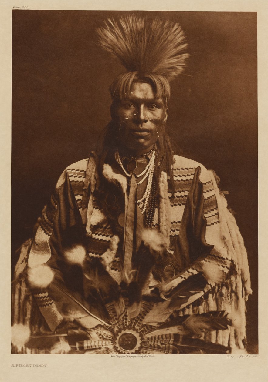 [Um homem Piikani vestido com trajes tradicionais] de Edward S. Curtis