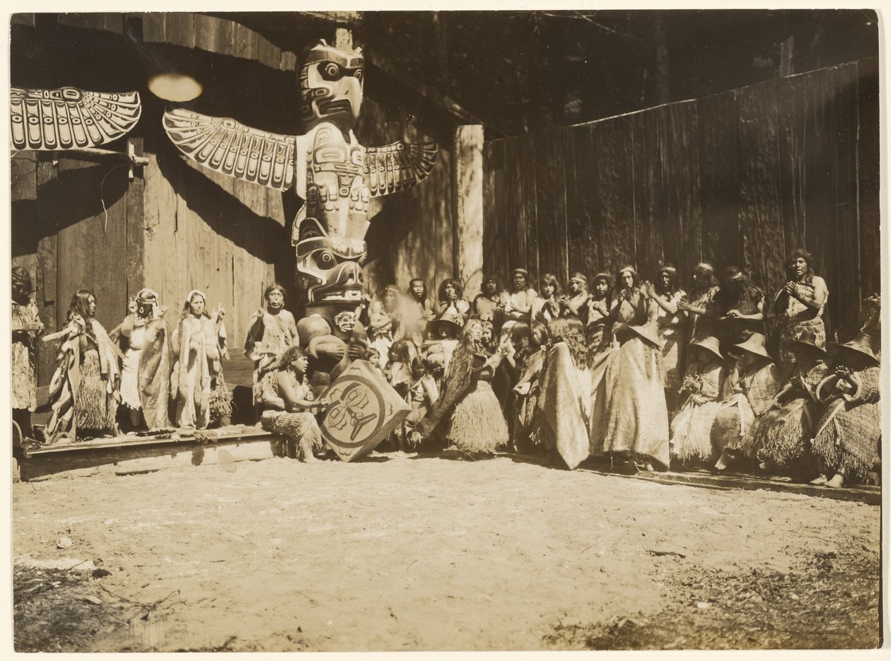 [Enfiada contra as paredes encontrava-se a multidão heterogénea de guerreiros e das suas esposas] de Edward S. Curtis