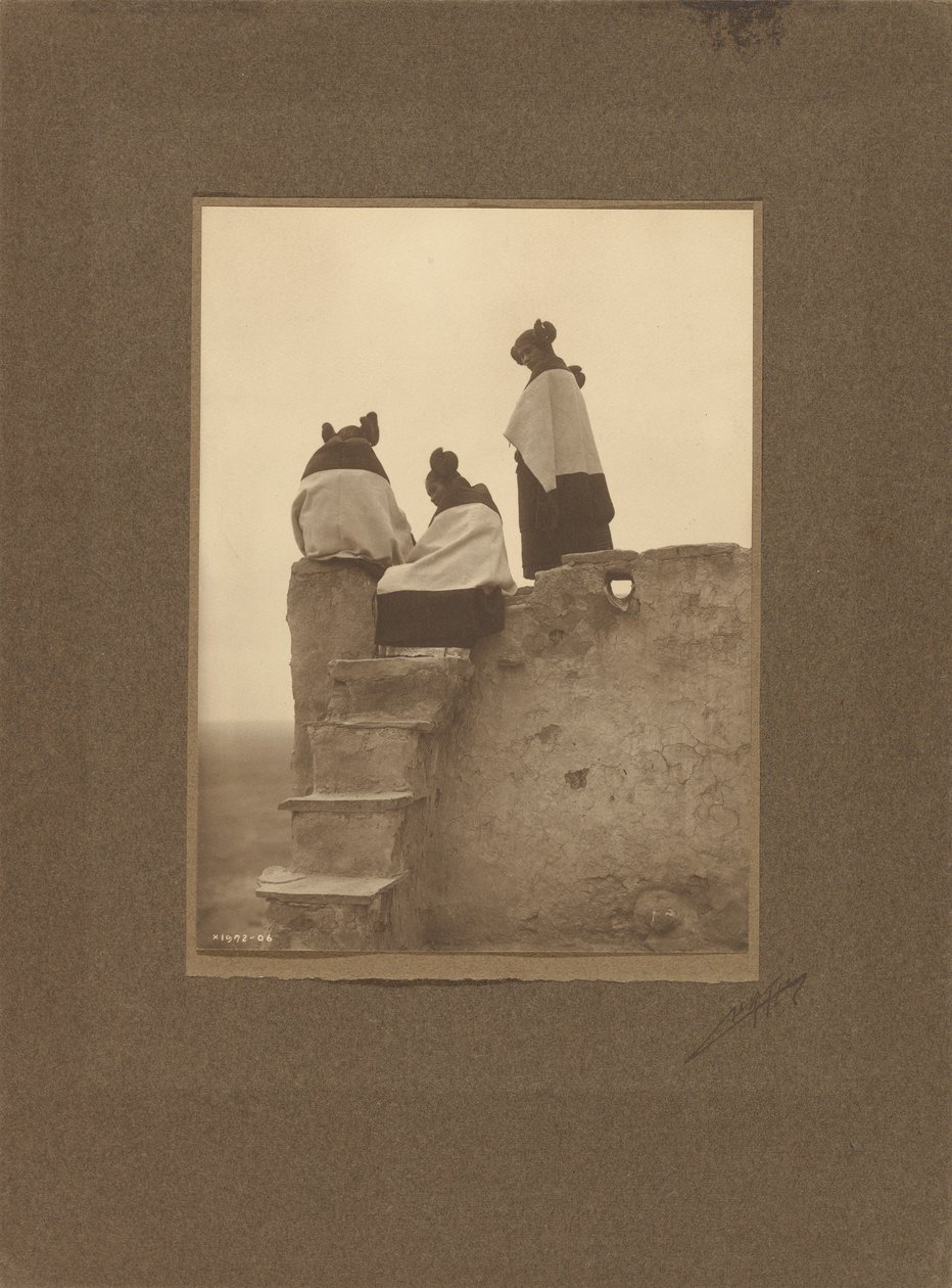 [Hopi, a observar os dançarinos] de Edward S. Curtis