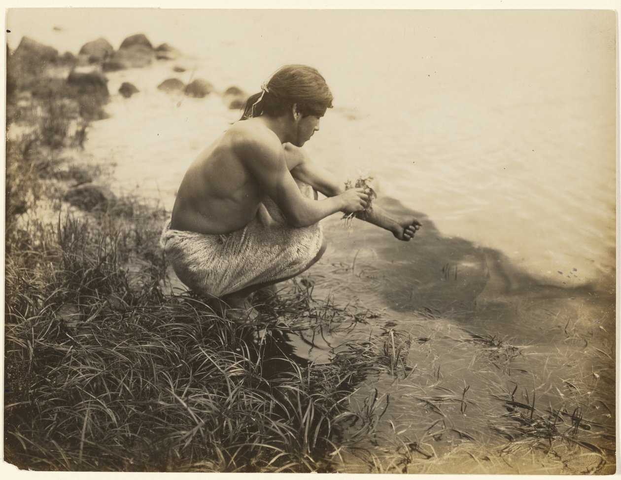 [Vou banhar o meu corpo — vou purificá-lo daquilo que é repugnante] de Edward S. Curtis