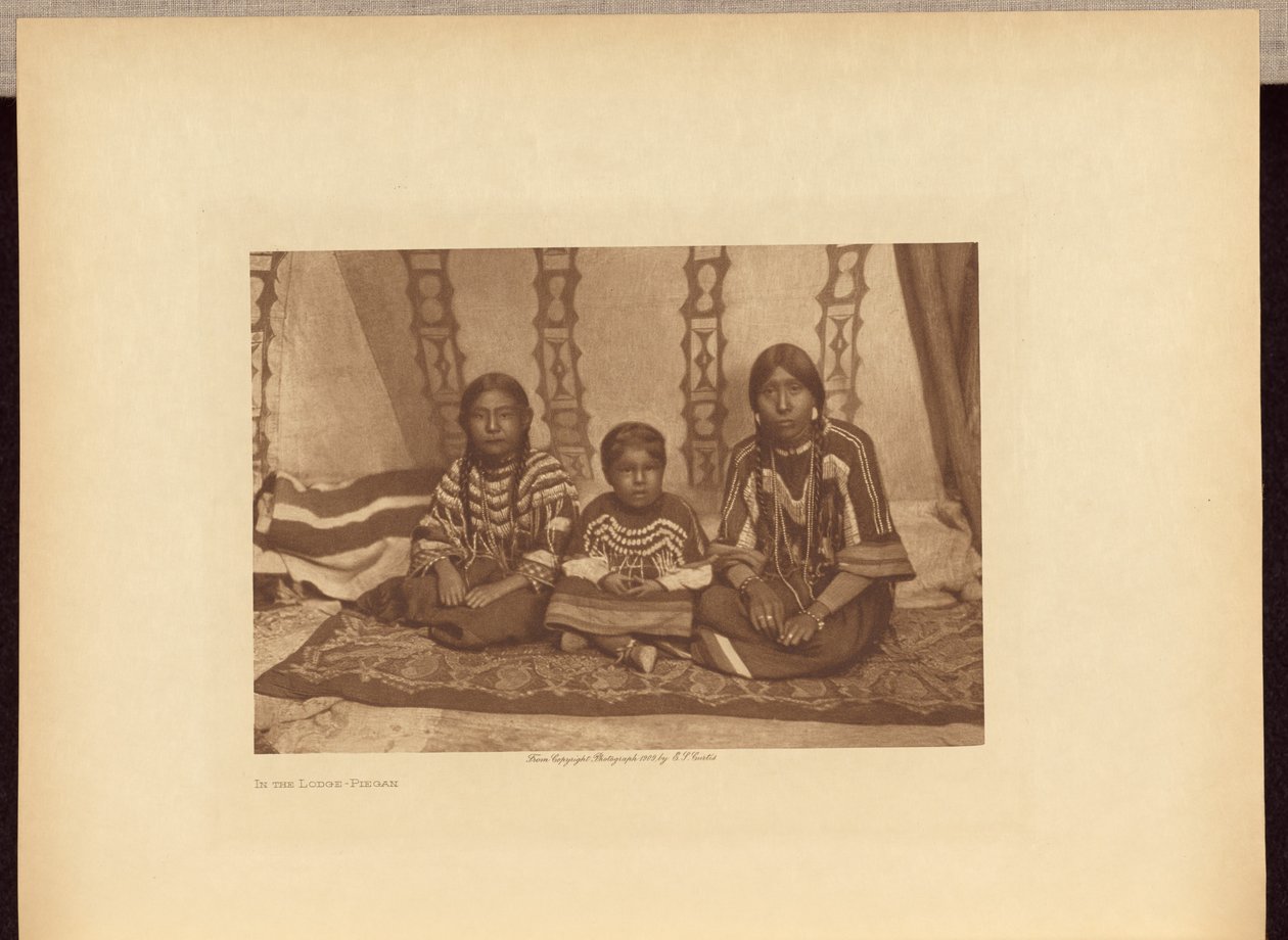 No alojamento - Piegan de Edward S. Curtis