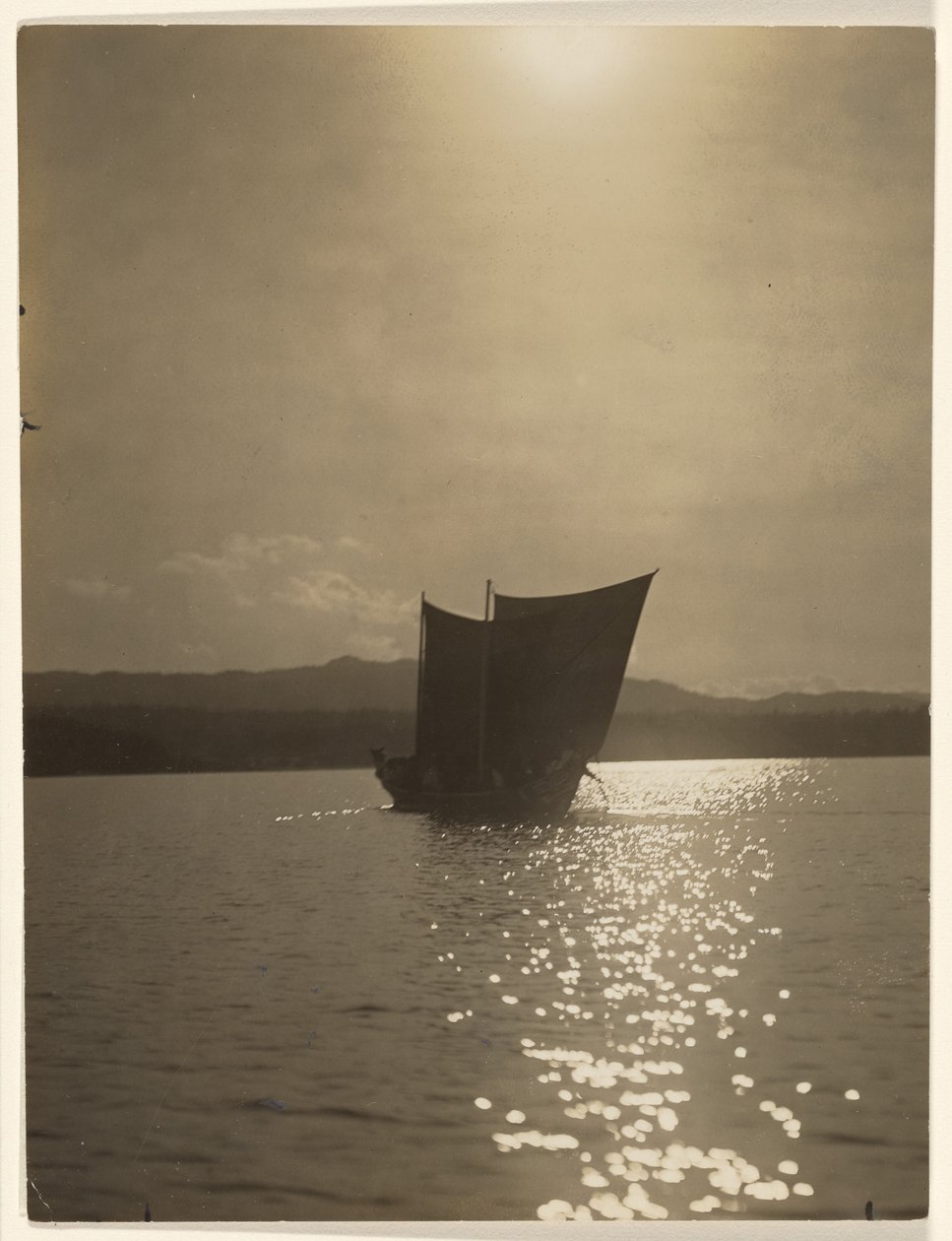 [À luz cinzenta do amanhecer, os guerreiros Yaklus afastaram-se] de Edward S. Curtis
