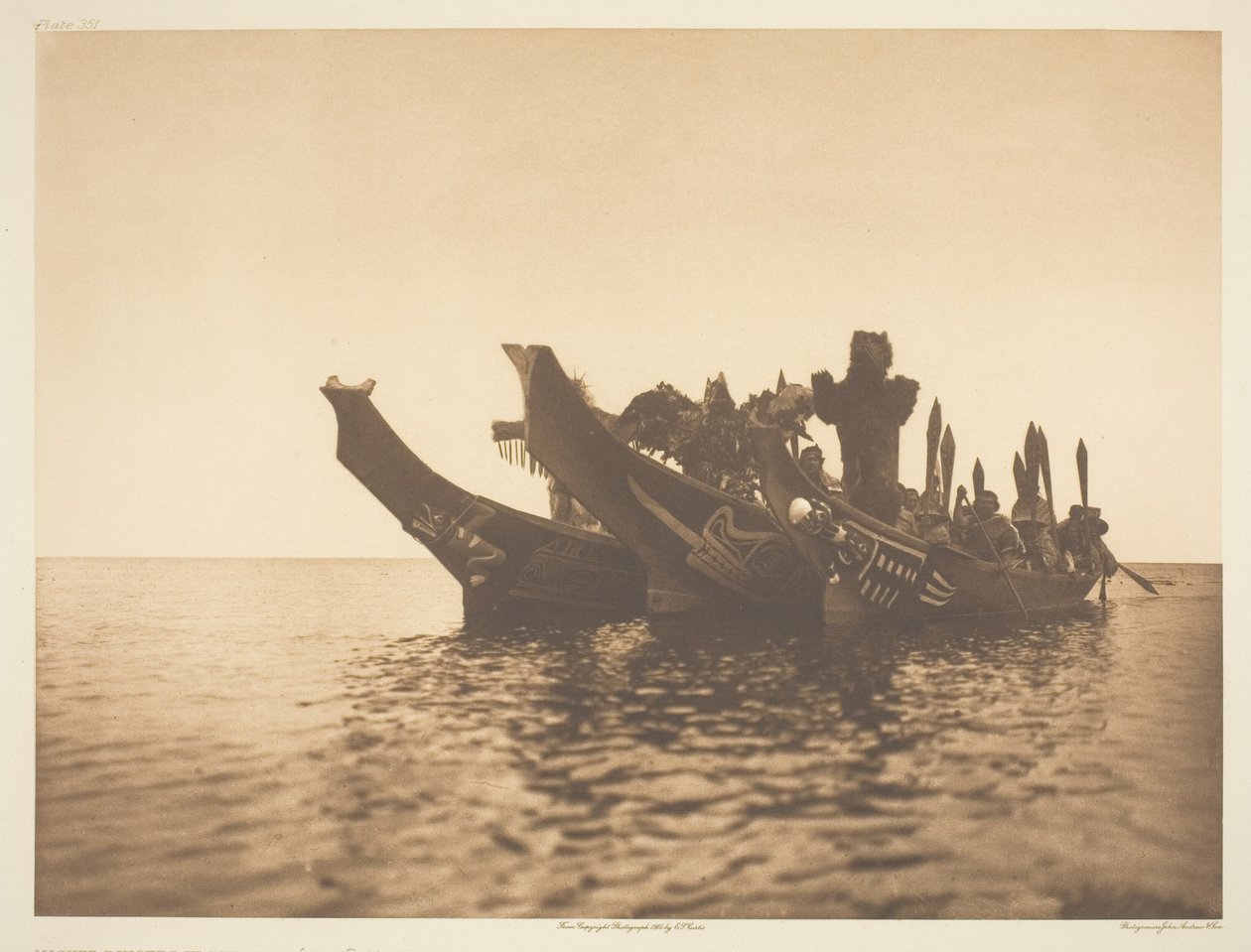 Bailarinos mascarados em Canoes-Qagyuhl A de Edward S. Curtis