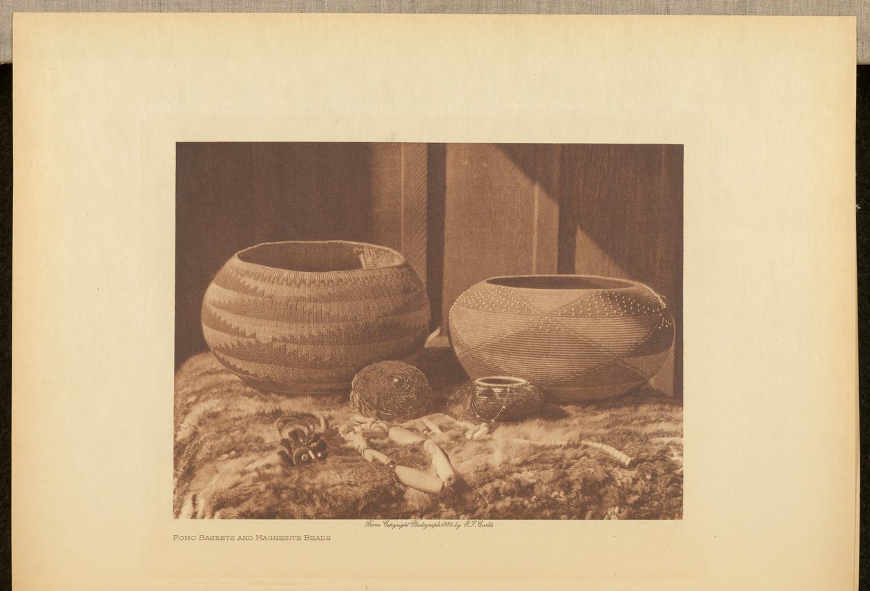 Cestos Pomo e contas de magnesite de Edward S. Curtis