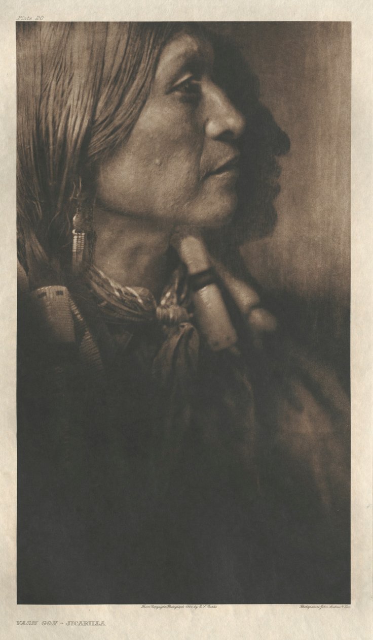 Portfolio I, Chapa 20: Vash Gon-Jicarilla de Edward S. Curtis