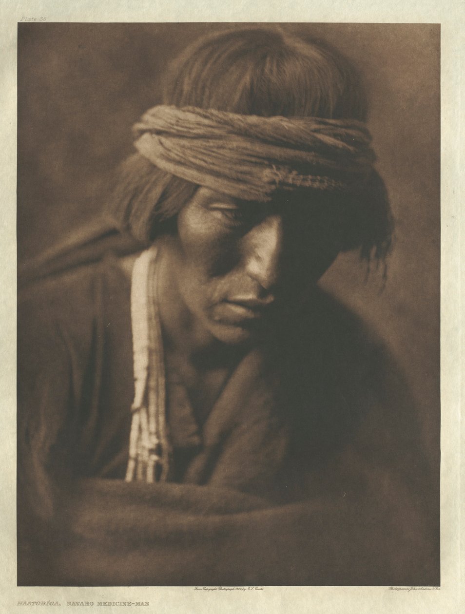 Portfolio I, Chapa 35: Homem-medicina Hastobíga-Navaho de Edward S. Curtis
