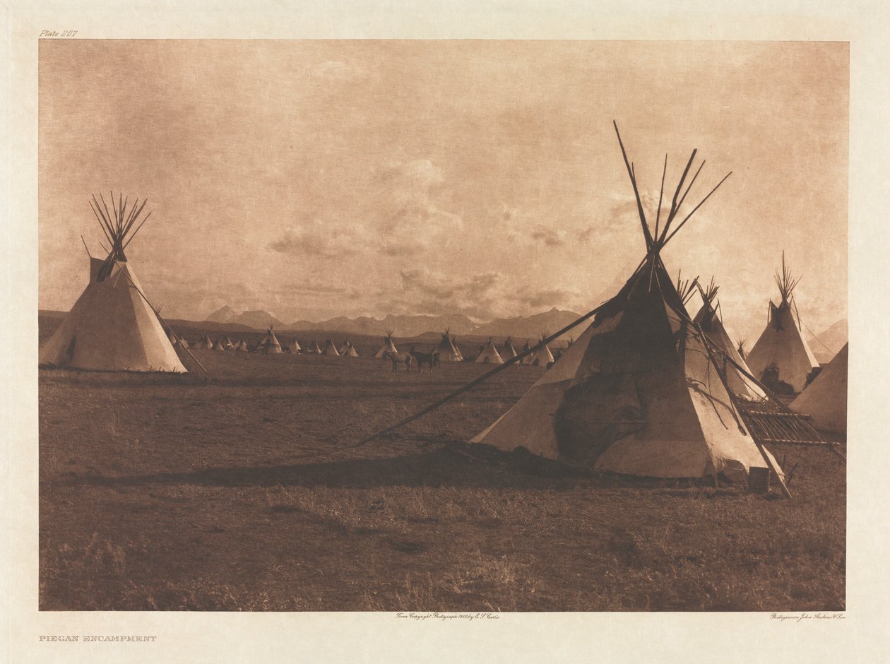 Portfólio VI, Placa 207: Acampamento Piegan de Edward S. Curtis